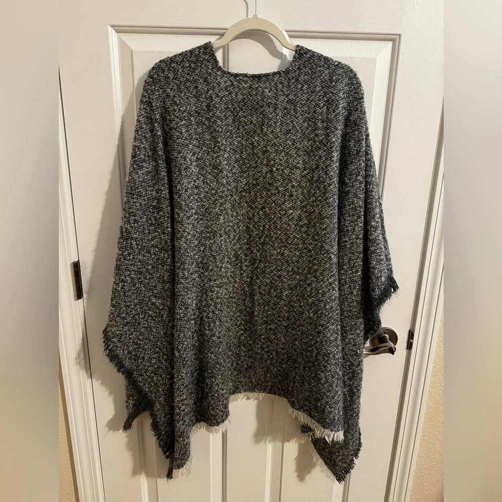 Fraas Fringed Poncho Ruana Sweater Gray White Fall Winter Travel